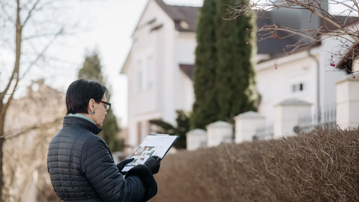 Dossier de diagnostics immobiliers avec DPE, amiante et électricité, posé sur une table